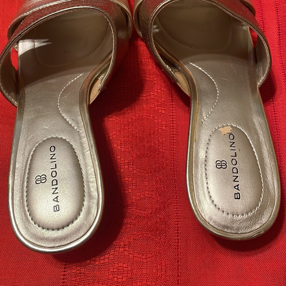 Bandolino cute Gold slip on sandals with dainty heels. (Mlb) - Picture 7 of 10
